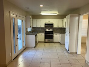 5494 Greenoaks Dr in Riverbank, CA - Foto de edificio - Building Photo