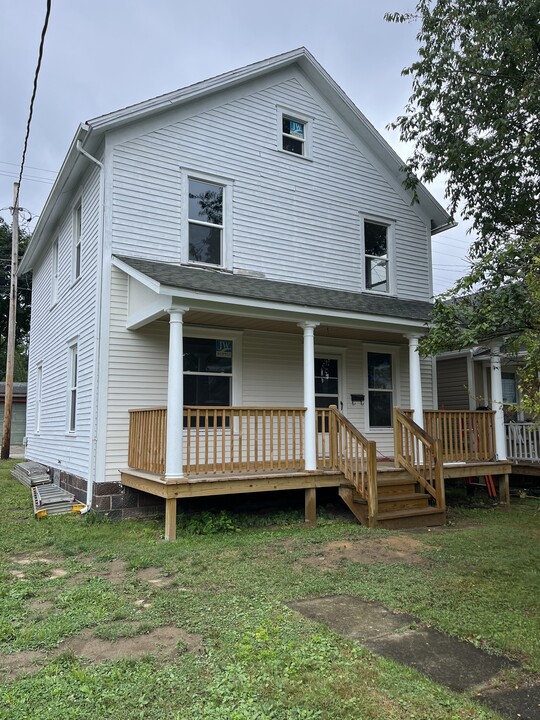 121 W Hemlock St in Titusville, PA - Building Photo