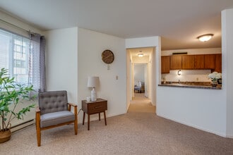 Forest Ridge Senior Community in Hales Corners, WI - Foto de edificio - Building Photo