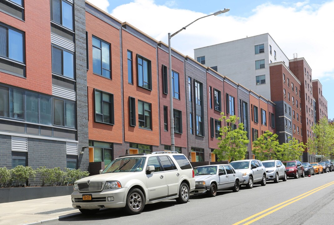 Navy Green Townhouses in Brooklyn, NY - Foto de edificio