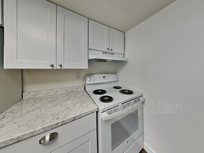176 W Foxbridge Dr in Midvale, UT - Foto de edificio - Building Photo