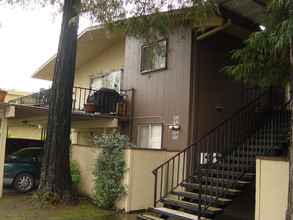 Village Apartments in Stockton, CA - Foto de edificio - Building Photo