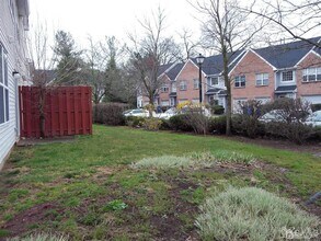 265 Shady Oak Ct in Piscataway, NJ - Building Photo - Building Photo