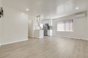 5105 Bakman Ave in Los Angeles, CA - Building Photo