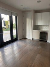 8231 NW 48th St in Doral, FL - Foto de edificio - Building Photo