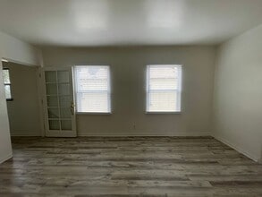 239 E Burbank Blvd in Burbank, CA - Building Photo - Building Photo