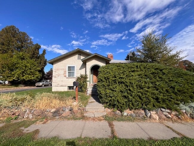 property at 1711 W Bell St