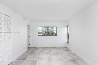 1300 Alton Rd, Unit 9A in Miami Beach, FL - Building Photo - Building Photo