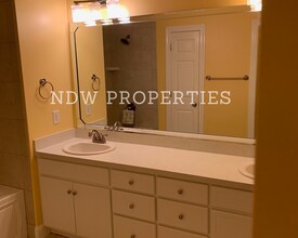 185 S White St, Unit 185 in Whitakers, NC - Foto de edificio - Building Photo