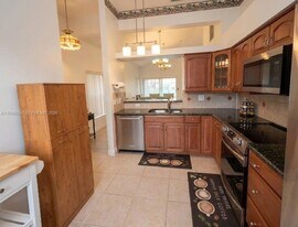 1016 Via Jardin in Riviera Beach, FL - Building Photo