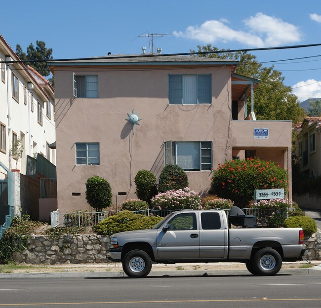 2335 Montrose Ave in Montrose, CA - Foto de edificio - Building Photo