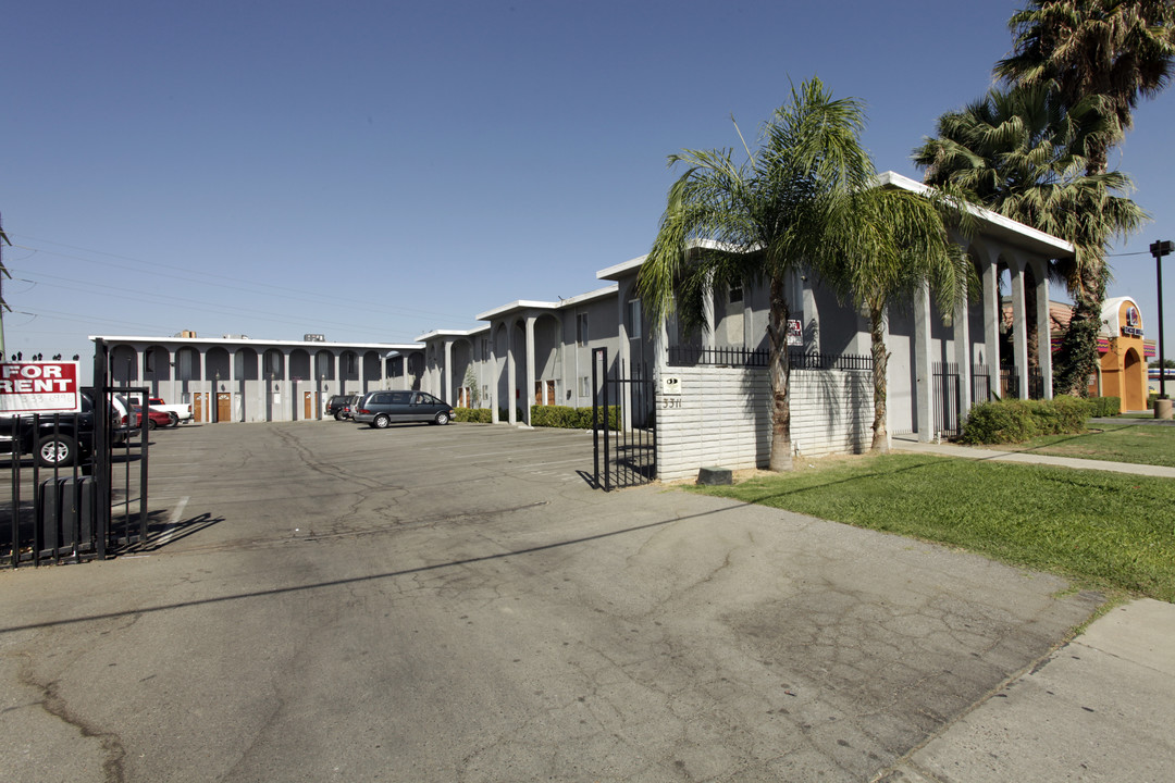 Union Avenue Townhome Apartments in Bakersfield, CA - Building Photo