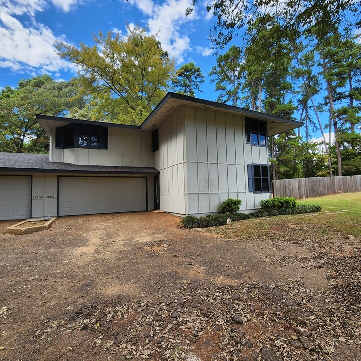 18171 Meandering Way in Flint, TX - Building Photo