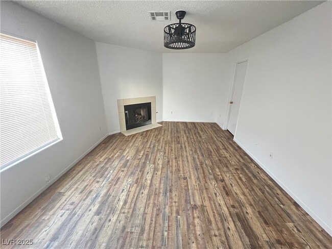 135 Monteen Dr in Henderson, NV - Foto de edificio - Building Photo