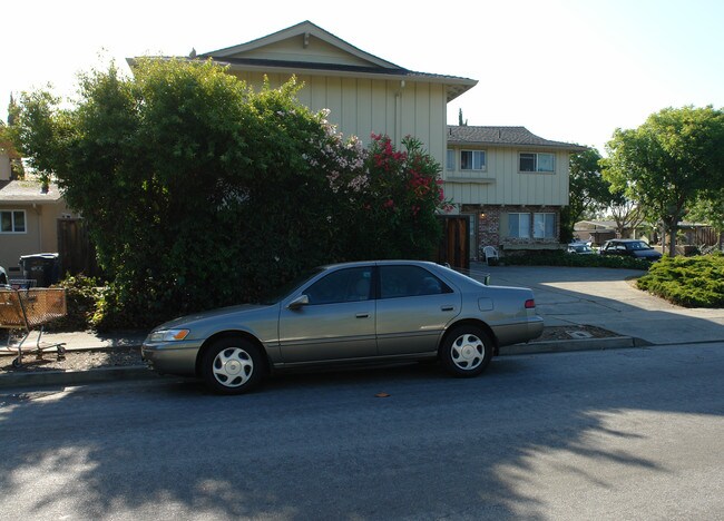 1390 Kingfisher Way in Sunnyvale, CA - Building Photo - Building Photo