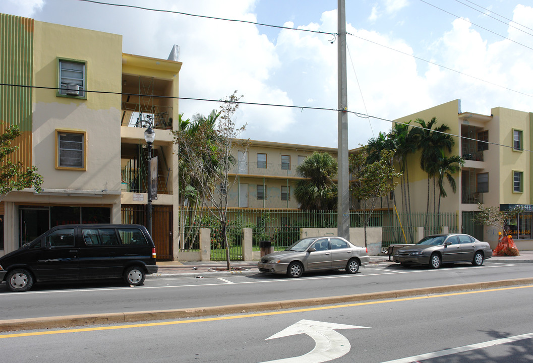 3301 Grand Ave in Miami, FL - Building Photo