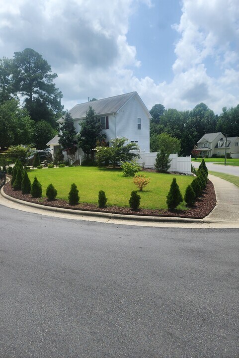 837 Shackleton Rd in Apex, NC - Foto de edificio