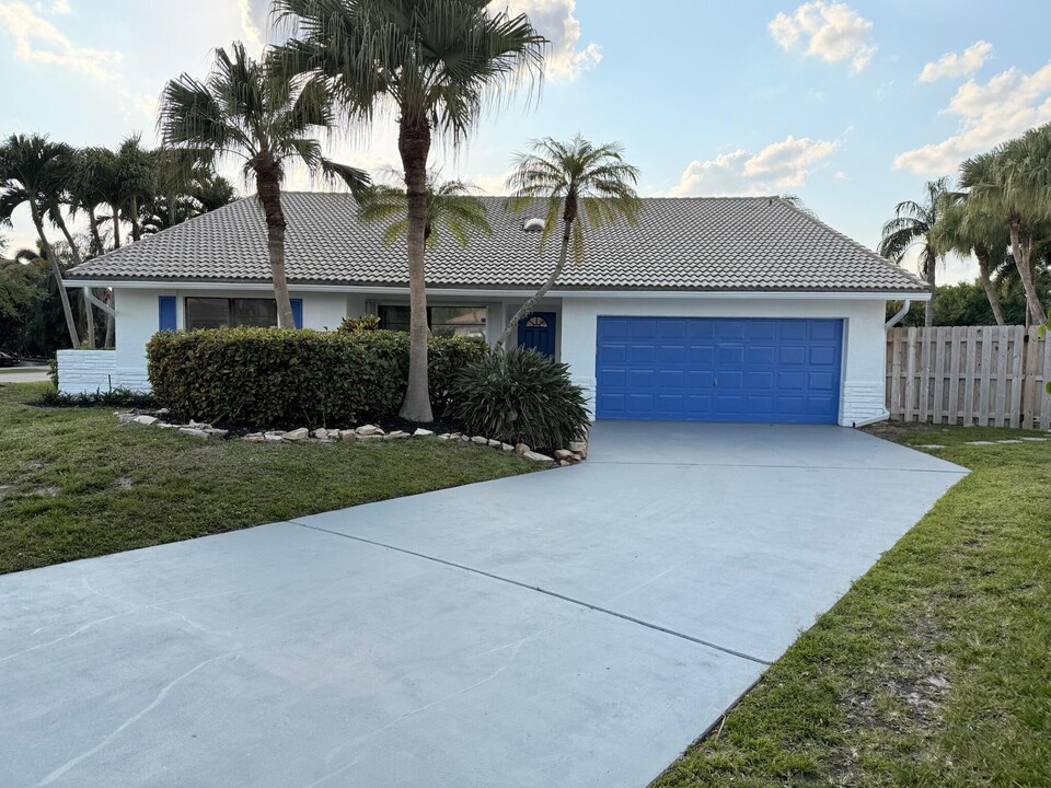 7035 San Salvador Dr in Boca Raton, FL - Building Photo