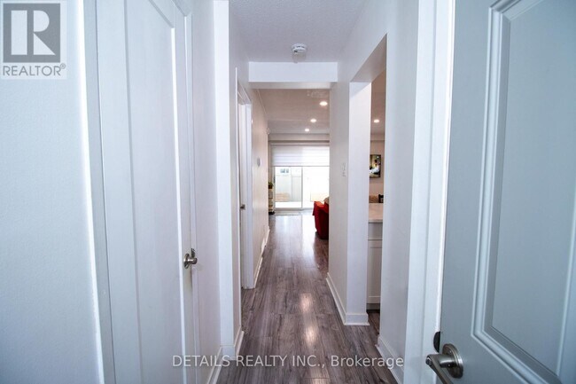 2410 Orient Park Dr in Ottawa, ON - Building Photo - Building Photo