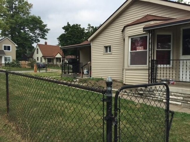 23704 Cayuga Ave in Hazel Park, MI - Building Photo - Building Photo
