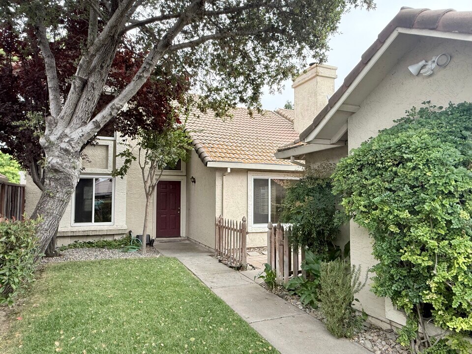 1143 Lerma Ln in Gilroy, CA - Building Photo