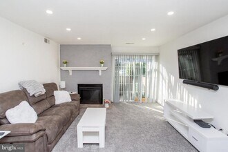 33 Dogwood Ln in Horsham, PA - Building Photo - Building Photo