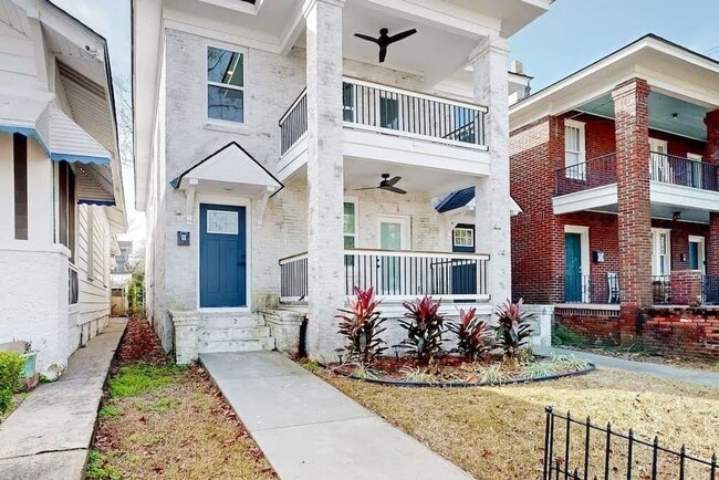 property at 905 E Park Ave