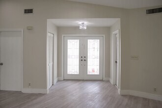 7360 NW 54th St in Lauderhill, FL - Foto de edificio - Building Photo