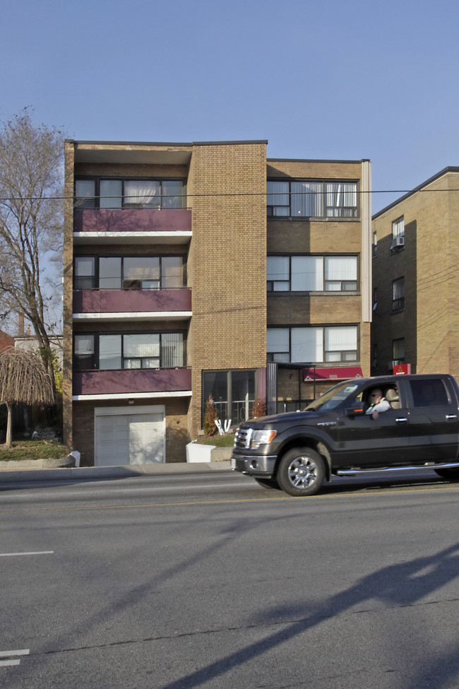 Laird Manor in Toronto, ON - Building Photo - Building Photo