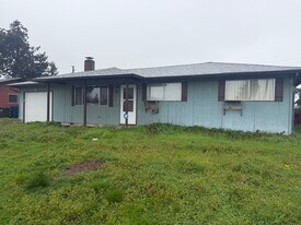 5040 E St in Springfield, OR - Building Photo