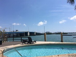 7845 NE Bayshore Ct in Miami, FL - Building Photo - Building Photo