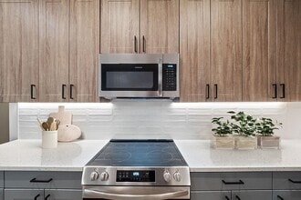 The Henslow Daniel Island Apartments & Tow... in Charleston, SC - Building Photo - Building Photo