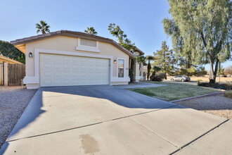 2255 E Smoke Tree Rd in Gilbert, AZ - Building Photo - Building Photo