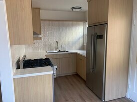 11677 1/2 Magnolia Blvd, Unit 11677 12 in North Hollywood, CA - Building Photo