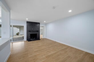 2640 N Buena Vista St in Burbank, CA - Building Photo - Building Photo