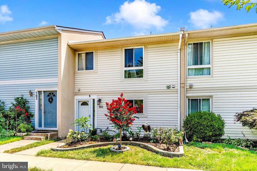 761 Cordell Way in Herndon, VA - Foto de edificio