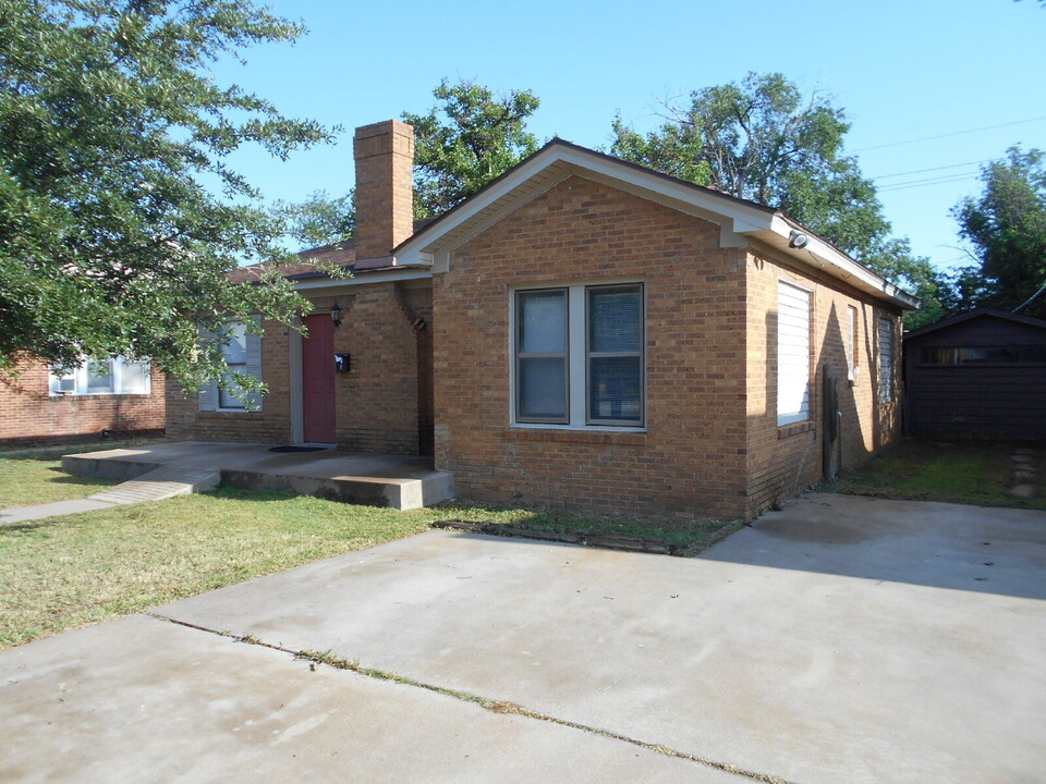 2424 22nd St in Lubbock, TX - Foto de edificio