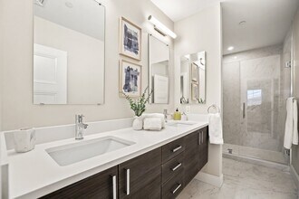 425 Lagrange St, Unit 202 in Boston, MA - Foto de edificio - Building Photo
