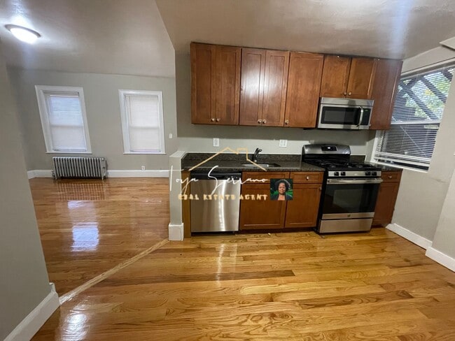 33 Algonquin St, Unit 2 in Boston, MA - Foto de edificio - Building Photo