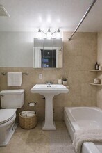 44 Avenue B in New York, NY - Foto de edificio - Building Photo