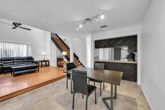 4011 Coral Springs Dr in Coral Springs, FL - Foto de edificio - Building Photo