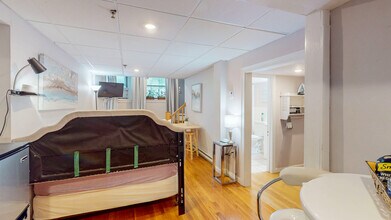 1029 Beacon St in Brookline, MA - Foto de edificio - Building Photo