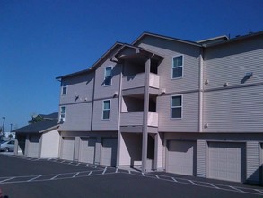 Cascade Meadow in Woodburn, OR - Building Photo - Building Photo