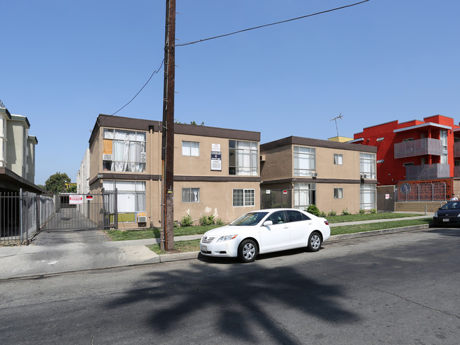 6633 Darby Ave in Reseda, CA - Building Photo - Building Photo