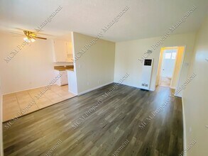 1049 N Mariposa Ave in Los Angeles, CA - Building Photo - Building Photo