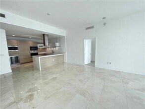 17301 Biscayne Blvd, Unit LPH5 in North Miami Beach, FL - Building Photo - Building Photo