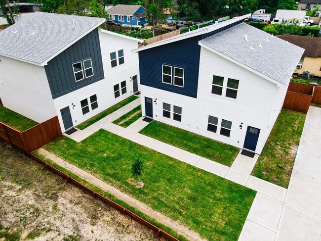 property at 2413 Glen Ln