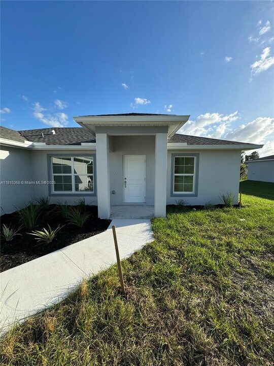 2811 Karen Ave N in Lehigh Acres, FL - Building Photo