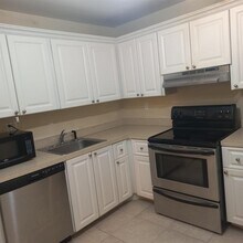 711 N Pine Island Rd in Plantation, FL - Foto de edificio - Building Photo