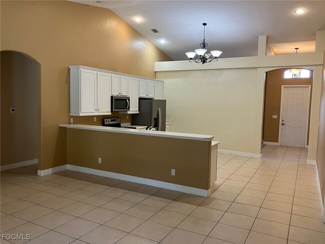 8766 Tropical Ct in Ft. Myers, FL - Foto de edificio - Building Photo